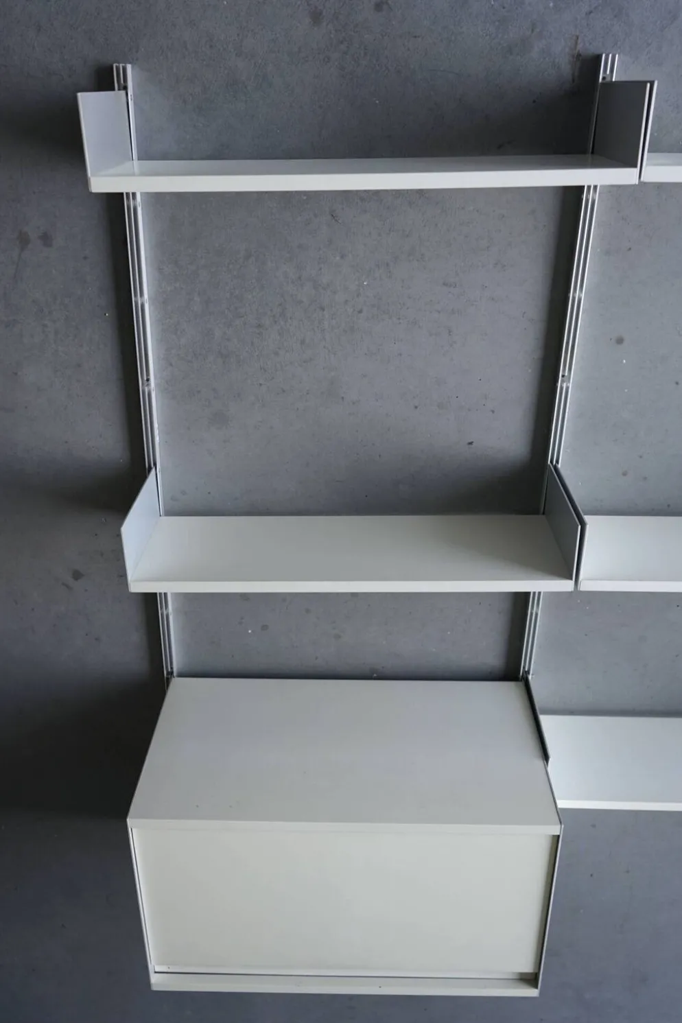 Étagère murale modèle 606 par Dieter Rams pour Vitsoe. Années 1960.