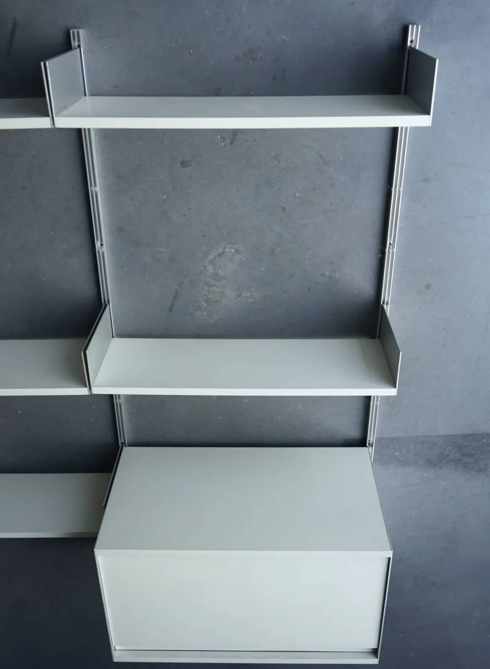 Étagère murale modèle 606 par Dieter Rams pour Vitsoe. Années 1960.
