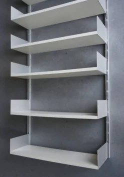 Étagère murale modèle 606 par Dieter Rams pour Vitsoe. Années 1960.