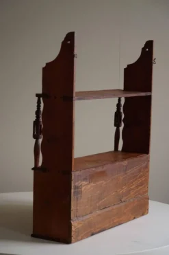 Étagère murale primitive en pin, par un tapissier suédois, fin du 19e siècle
