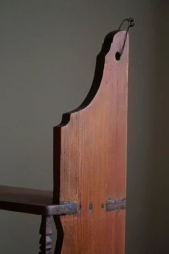 Étagère murale primitive en pin, par un tapissier suédois, fin du 19e siècle