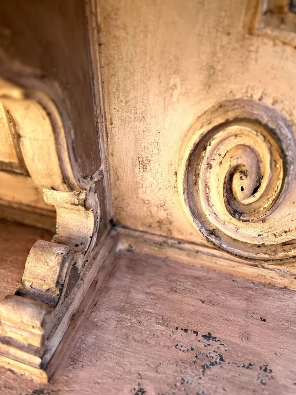 Étagère murale Saint-Hubert en bois massif – XIXe siècle – Patine