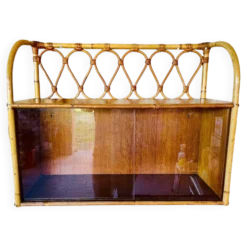 Étagère murale vintage en rotin et bambou avec armoire à portes en verre, 1960s