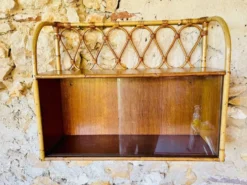 Étagère murale vintage en rotin et bambou avec armoire à portes en verre, 1960s