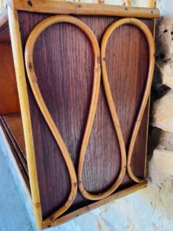 Étagère murale vintage en rotin et bambou avec armoire à portes en verre, 1960s