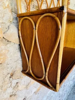 Étagère murale vintage en rotin et bambou avec armoire à portes en verre, 1960s