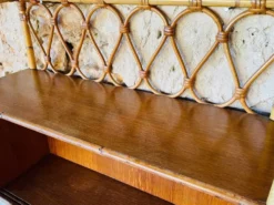 Étagère murale vintage en rotin et bambou avec armoire à portes en verre, 1960s