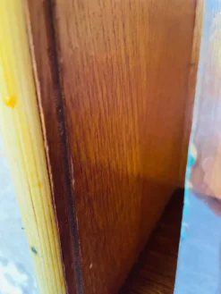 Étagère murale vintage en rotin et bambou avec armoire à portes en verre, 1960s