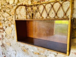Étagère murale vintage en rotin et bambou avec armoire à portes en verre, 1960s