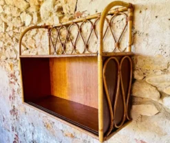 Étagère murale vintage en rotin et bambou avec armoire à portes en verre, 1960s
