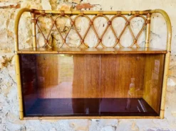 Étagère murale vintage en rotin et bambou avec armoire à portes en verre, 1960s