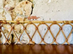Étagère murale vintage en rotin et bambou avec armoire à portes en verre, 1960s