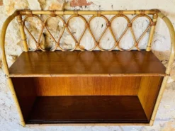 Étagère murale vintage en rotin et bambou avec armoire à portes en verre, 1960s