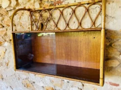 Étagère murale vintage en rotin et bambou avec armoire à portes en verre, 1960s