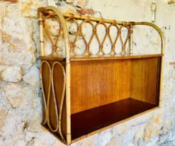 Étagère murale vintage en rotin et bambou avec armoire à portes en verre, 1960s
