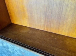 Étagère murale vintage en rotin et bambou avec armoire à portes en verre, 1960s