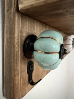 Étagère porte-clés bois avec crochets et boutons céramique