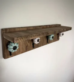 Étagère porte-clés bois avec crochets et boutons céramique