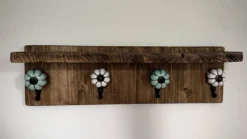 Étagère porte-clés bois avec crochets et boutons céramique