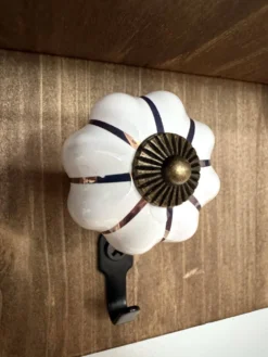 Étagère porte-clés bois avec crochets et boutons céramique