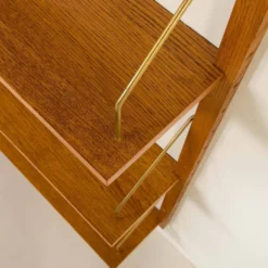 Étagère scandinave des années 60 en chêne doré.