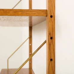 Étagère scandinave des années 60 en chêne doré.