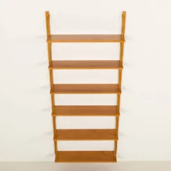 Étagère scandinave des années 60 en chêne doré.