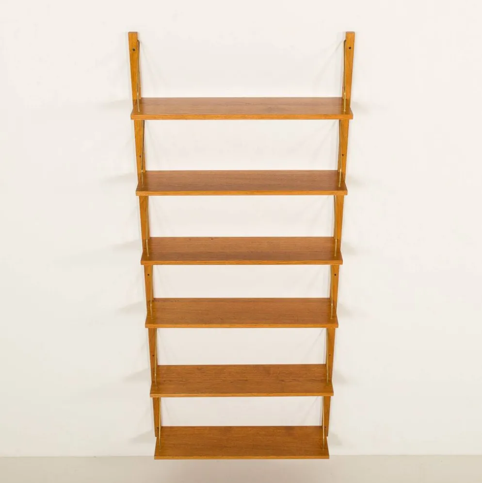 Étagère scandinave des années 60 en chêne doré.