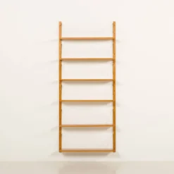 Étagère scandinave des années 60 en chêne doré.