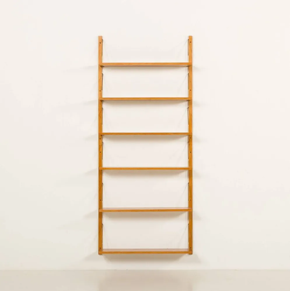 Étagère scandinave des années 60 en chêne doré.