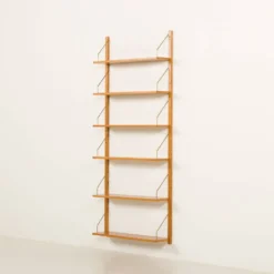 Étagère scandinave des années 60 en chêne doré.