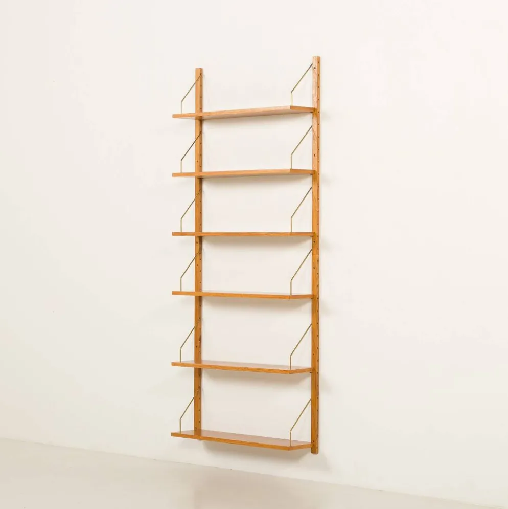 Étagère scandinave des années 60 en chêne doré.