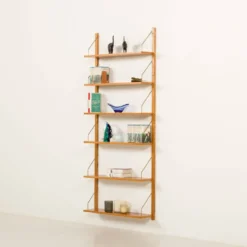 Étagère scandinave des années 60 en chêne doré.