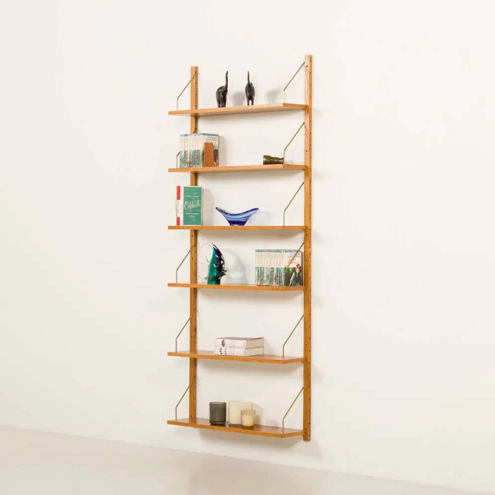 Étagère scandinave des années 60 en chêne doré.