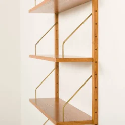 Étagère scandinave des années 60 en chêne doré.