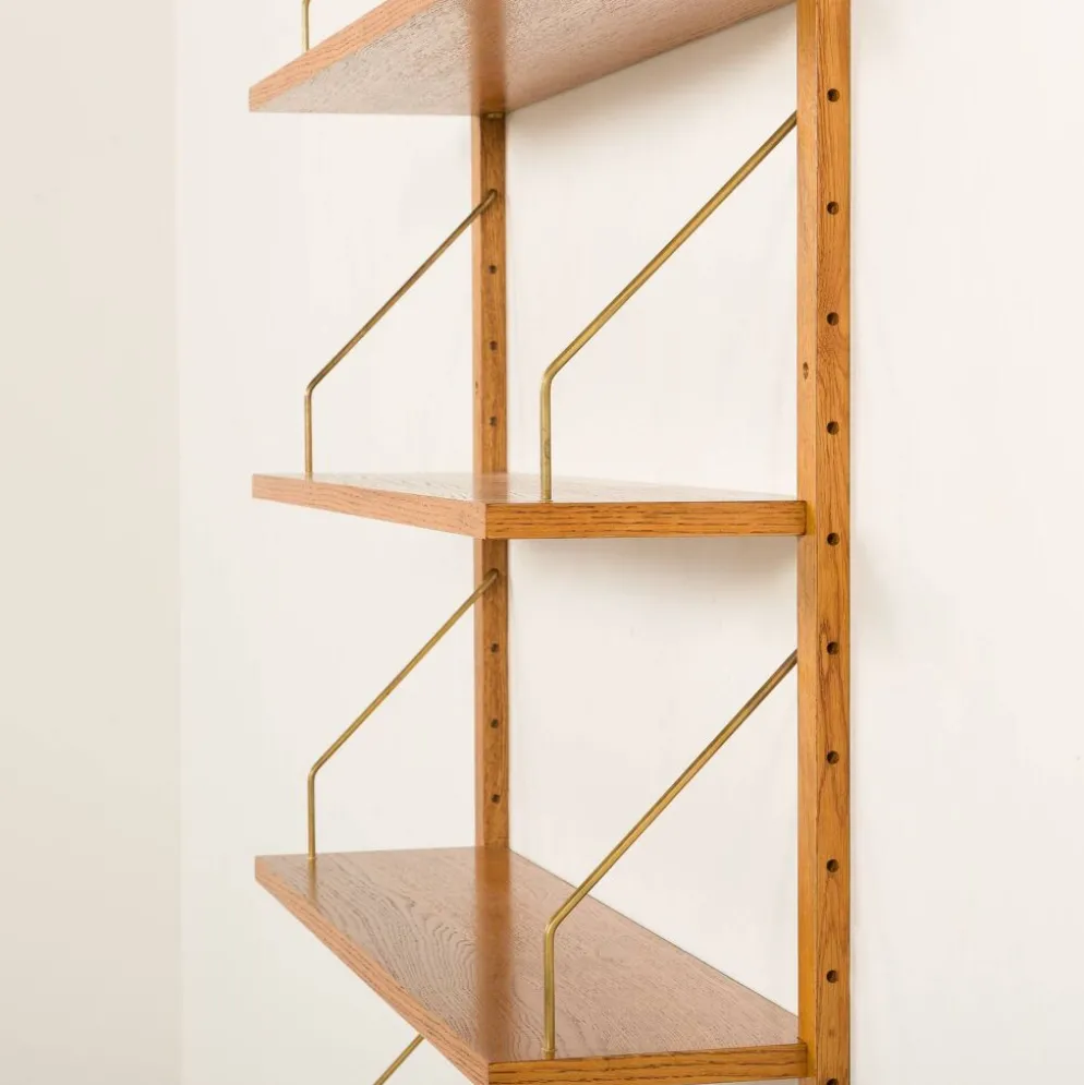 Étagère scandinave des années 60 en chêne doré.