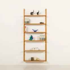 Étagère scandinave des années 60 en chêne doré.