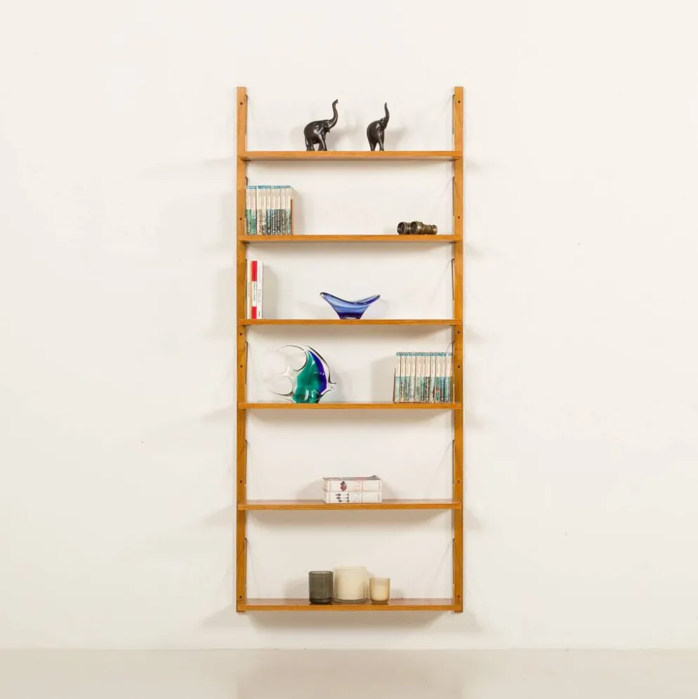 Étagère scandinave des années 60 en chêne doré.