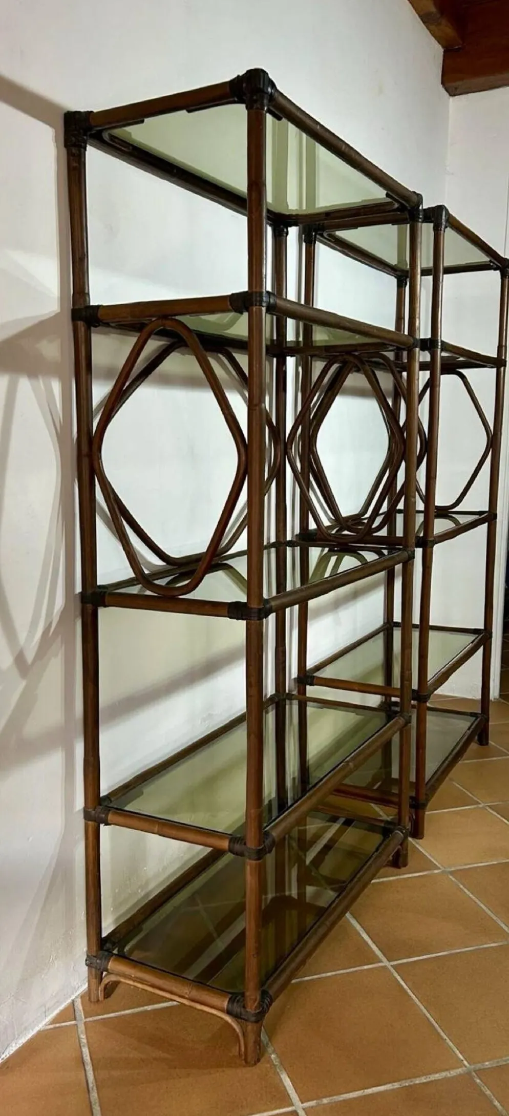 Étagères en rotin et verre fumé, 60s .