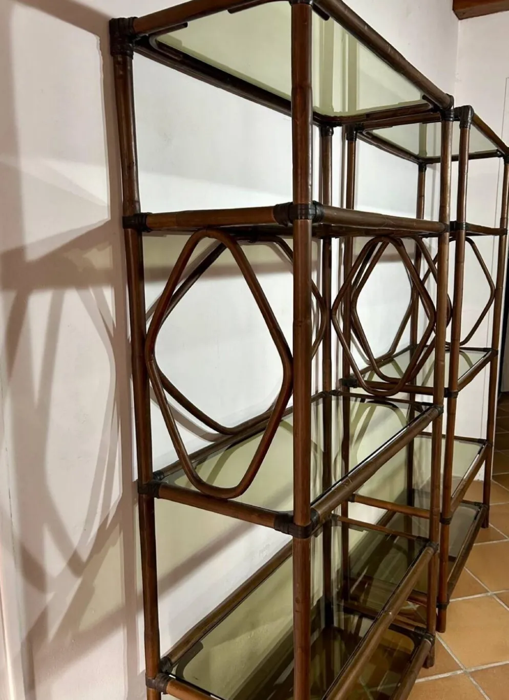 Étagères en rotin et verre fumé, 60s .