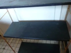 Étagère string en métal doré et noir