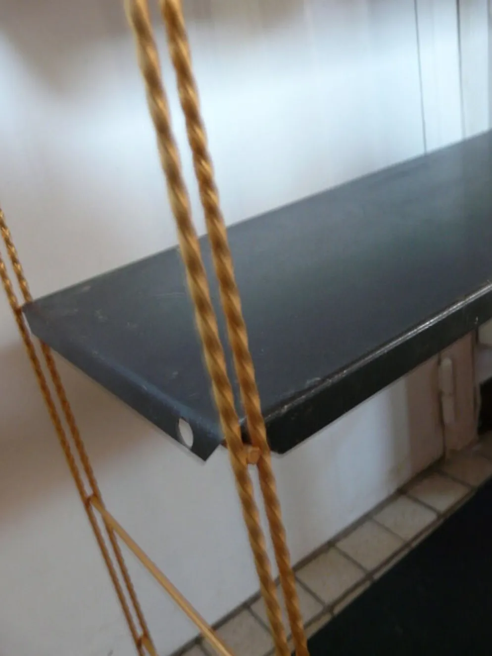 Étagère string en métal doré et noir