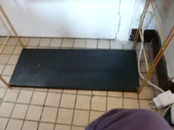 Étagère string en métal doré et noir