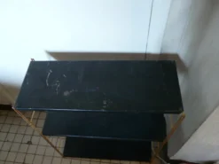 Étagère string en métal doré et noir