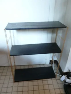 Étagère string en métal doré et noir