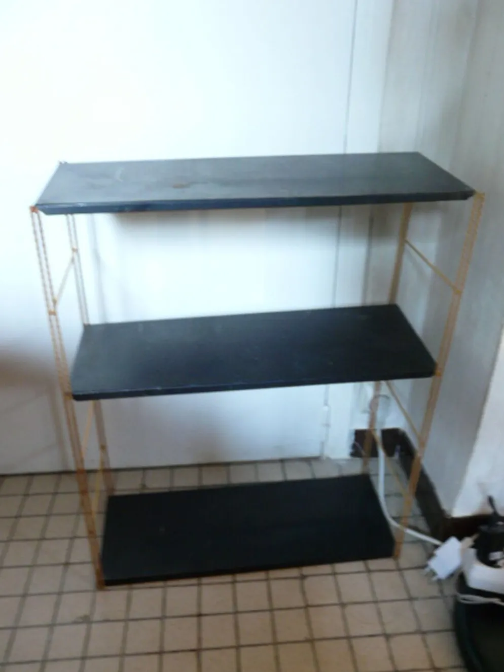 Étagère string en métal doré et noir