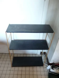 Étagère string en métal doré et noir