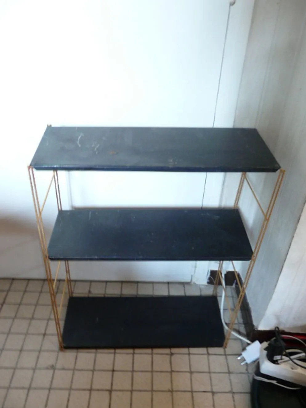 Étagère string en métal doré et noir