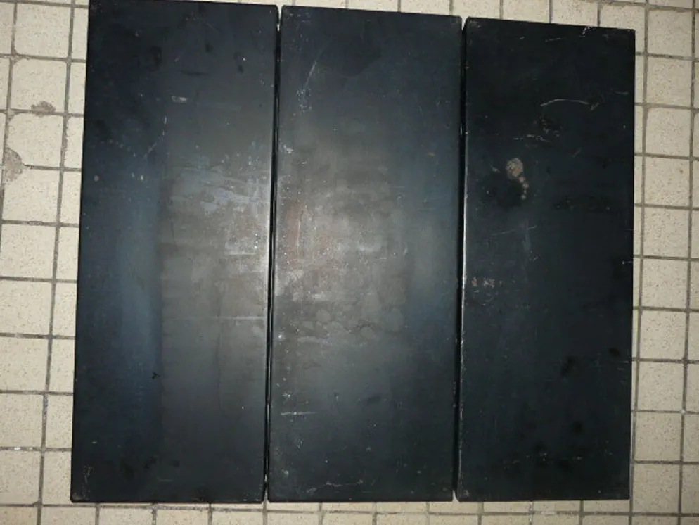 Étagère string en métal doré et noir
