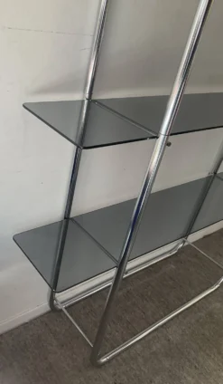 Étagère style Bauhaus en chrome tubulaire et verre fumé années 70